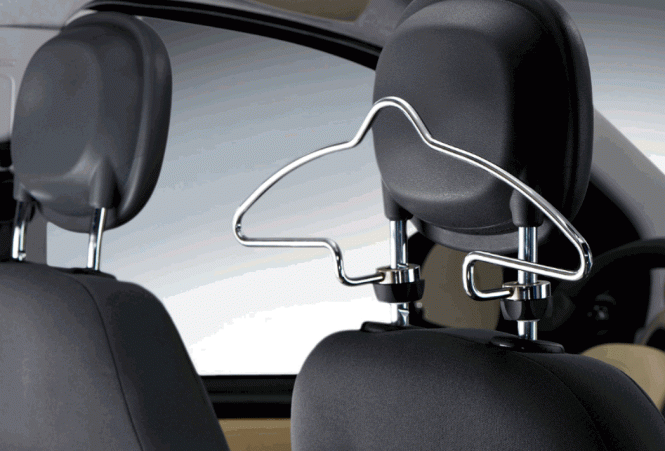Fiat 500X Kleiderbügel an der Kopfstütze 